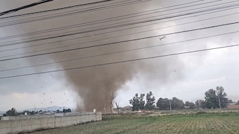 Impactante torbellino en Valle de Toluca se viraliza en redes sociales
