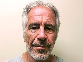 Comparado con Jeffrey Epstein, Miller es señalado por presuntamente utilizar su fortuna y poder para crear un esquema de abuso y explotación, centrado especialmente en menores de edad (AP)