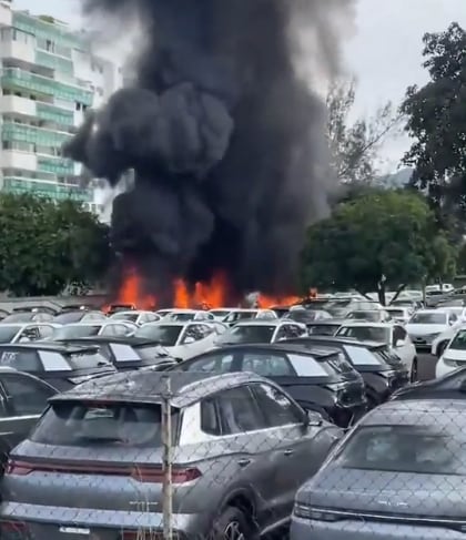 Una veintena de autos eléctricos se prendieron fuego tras la caída de los helicópteros