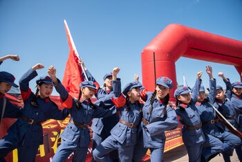 Coreografía alegórica al 70 aniversario de la creación de la República Popular China