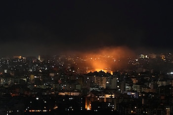 Llamas y humo se elevan