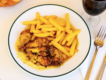 Pollo al ajillo con patatas,