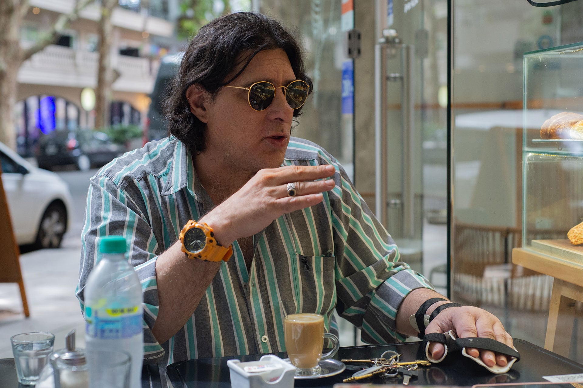 Pablo durante la entrevista en otro de los cafés del barrio que solía frecuentar (Foto/Jaime Olivos)