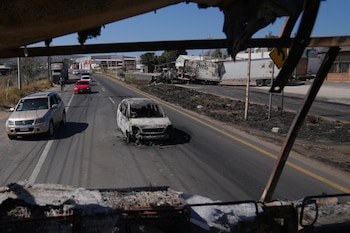 Vehículos pasan junto a un