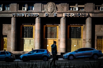 Una persona camina frente al