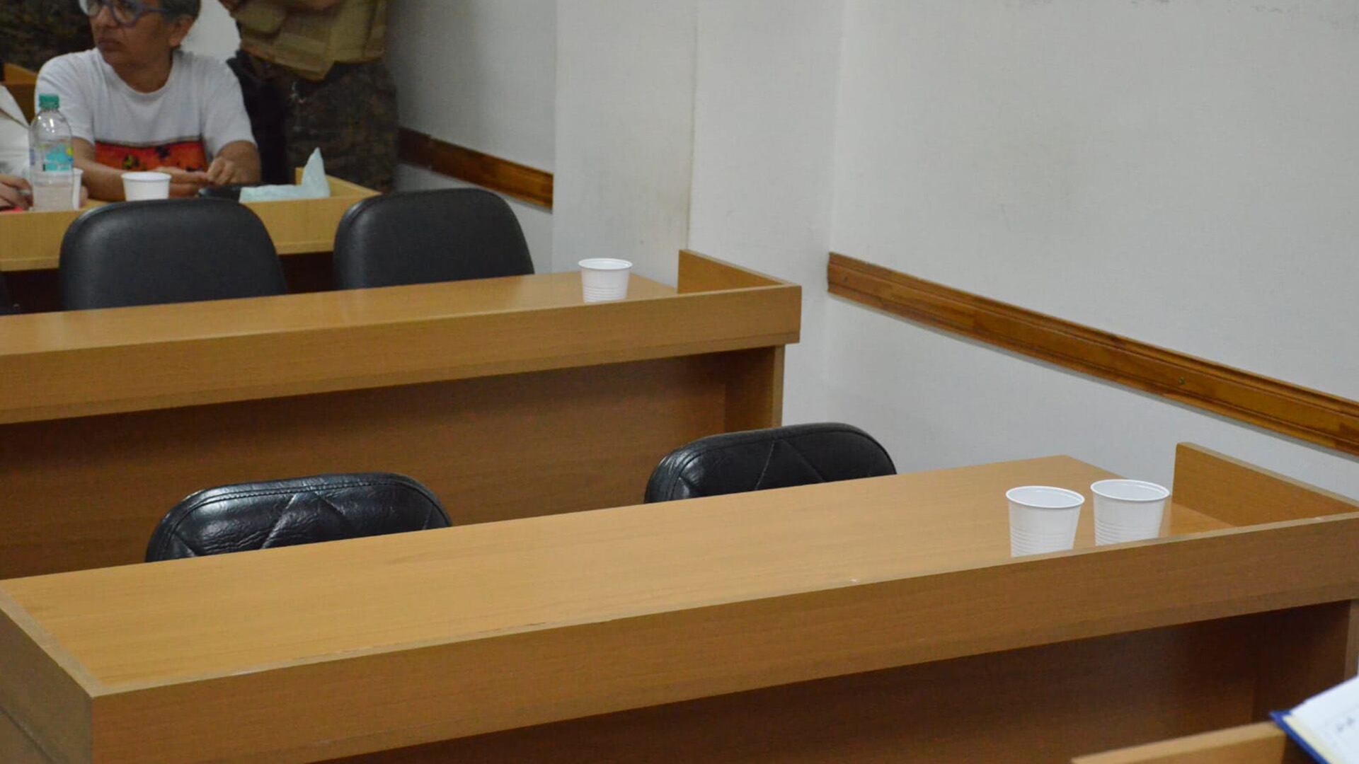 Las sillas de César y Emerenciano Sena vacías