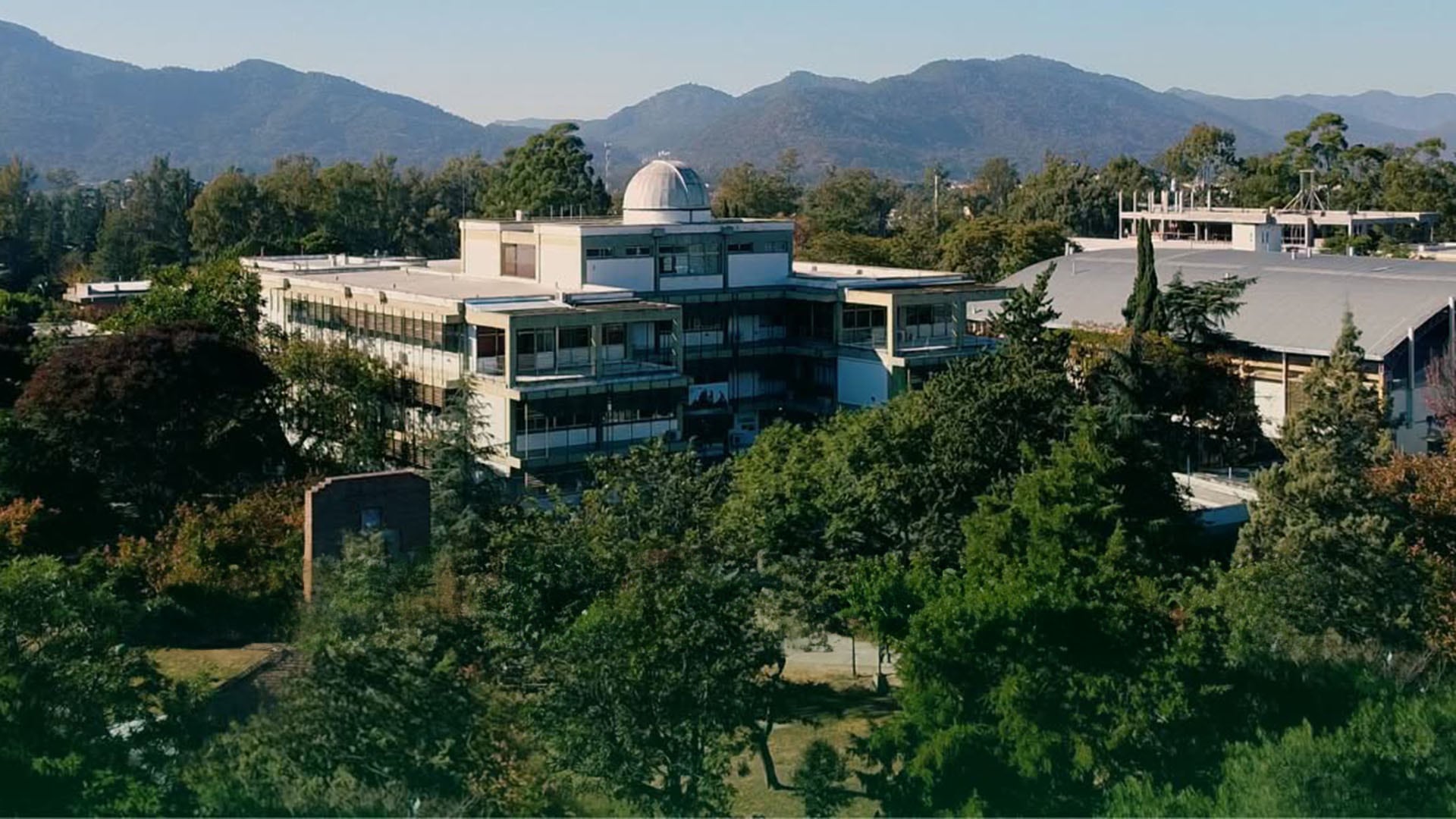 Vista aérea del campus principal de la Universidad Nacional de Salta, destacando su arquitectura moderna y su observatorio (Facebook)