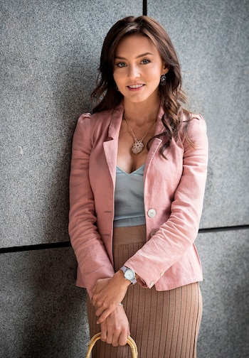 Actriz Angelique Boyer, mientras posa