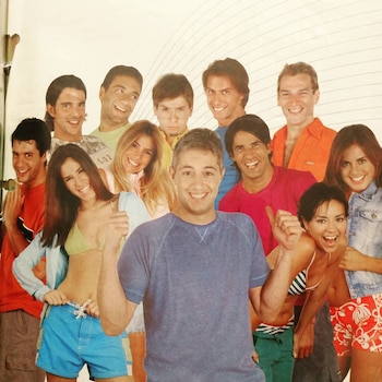 Mariano Peluffo con los participantes del Gran Hermano detrás