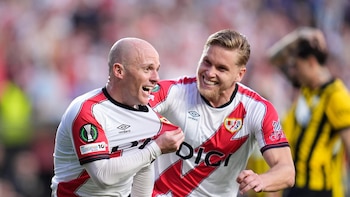 El Rayo Vallecano sabe sufrir para hacer historia en Europa