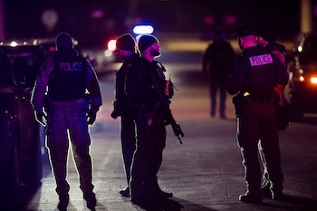 Agentes de la Policía tras