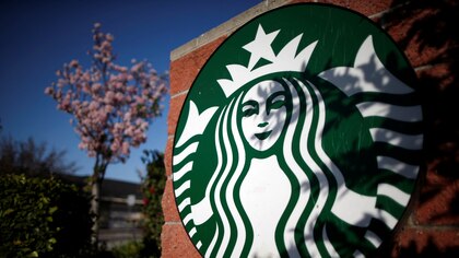 Starbucks en crisis: sus acciones se desplomaron y grandes retos se avecinan