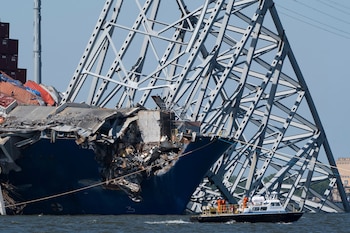 La NTSB confirmó que el M/V Dali sufrió al menos cuatro cortes de energía antes del choque, lo que provocó la pérdida de control sobre el buque antes de la tragedia (AP Foto/Mark Schiefelbein, Archivo)