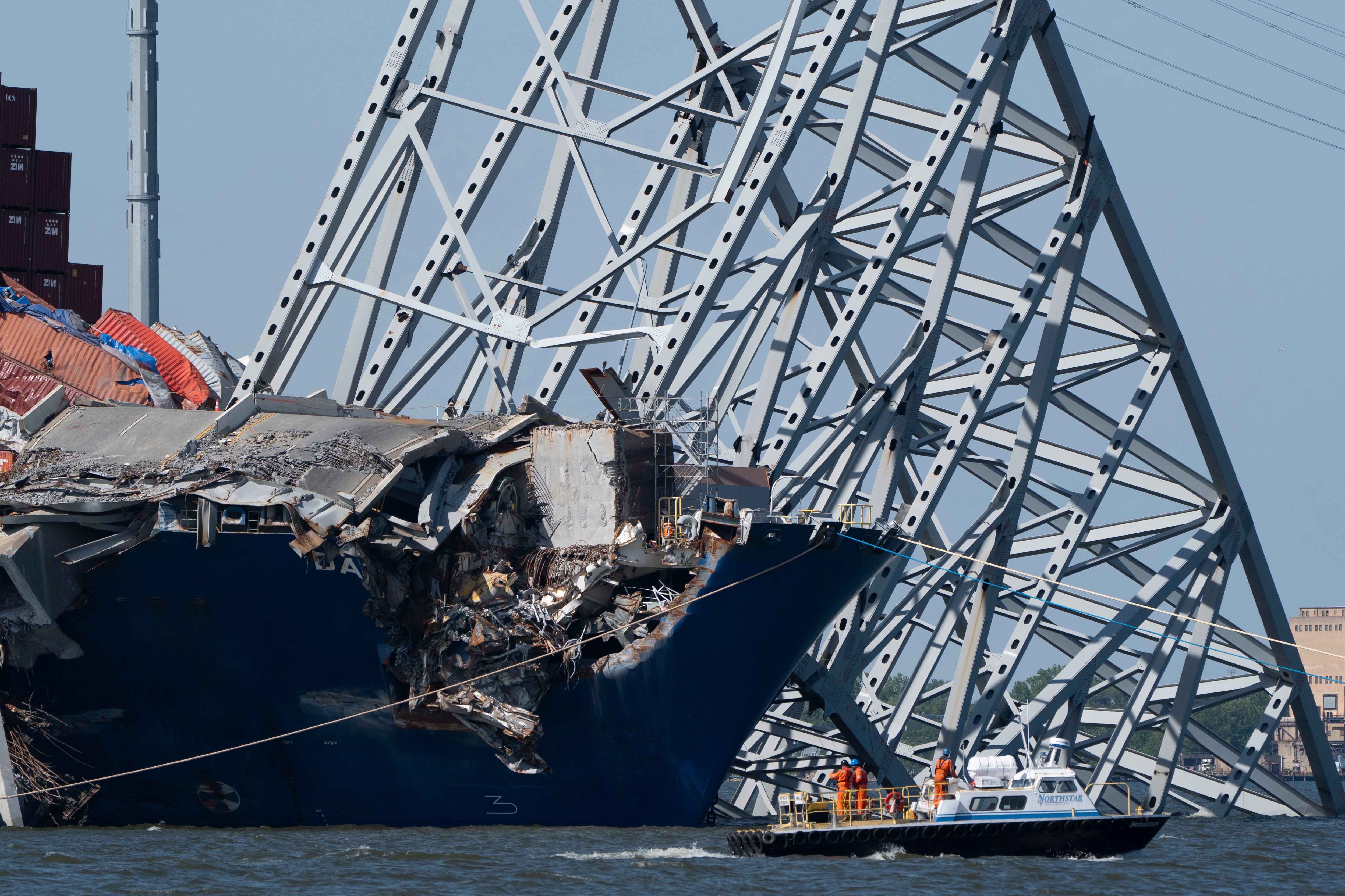 La NTSB confirmó que el M/V Dali sufrió al menos cuatro cortes de energía antes del choque, lo que provocó la pérdida de control sobre el buque antes de la tragedia (AP Foto/Mark Schiefelbein, Archivo)