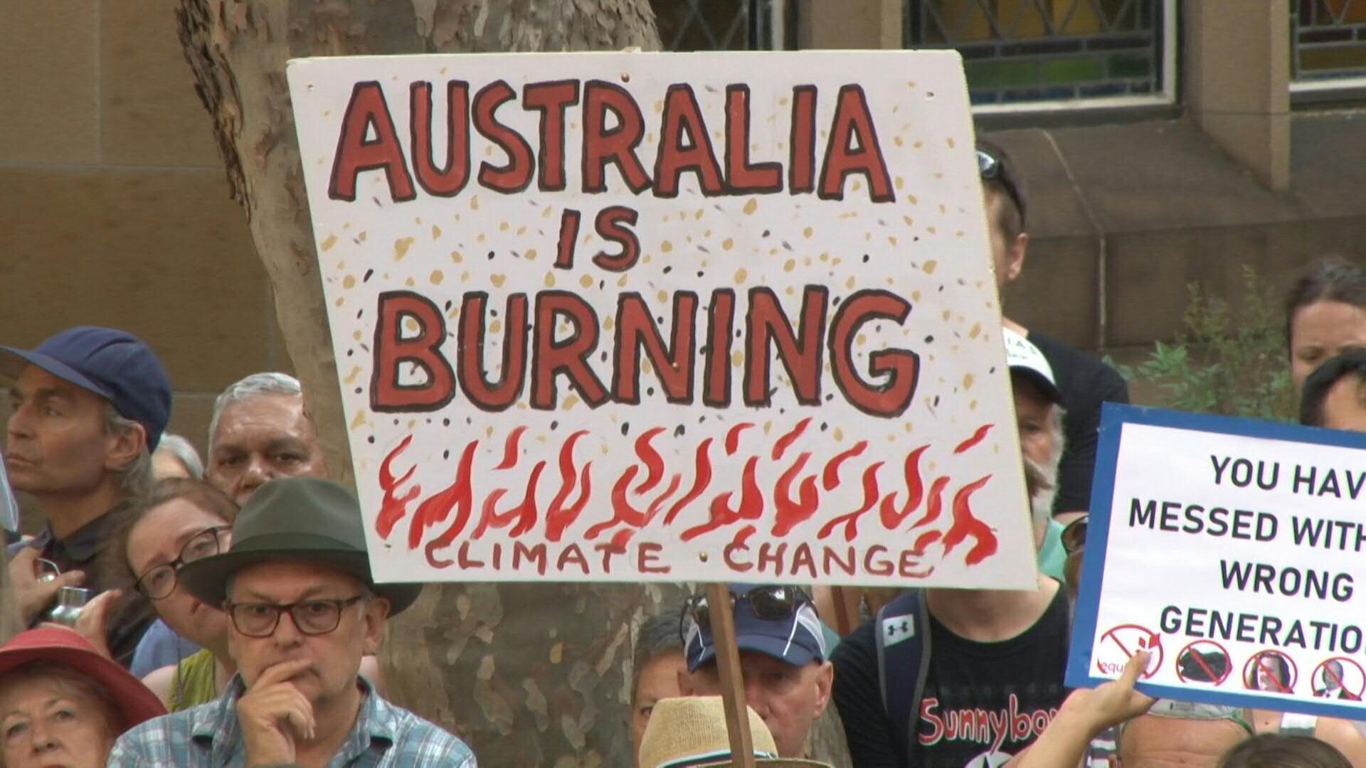 Decenas de miles de australianos se manifestaron el viernes por el clima en Sídney, reclamando el combate del calentamiento global y la reducción del uso de combustibles fósiles (AFP/ARCHIVO)