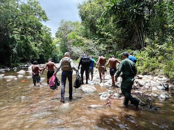 Seis hombres fueron aprehendidos durante un operativo en el río Juan Díaz, donde realizaban movimientos de tierra con palas y bateas para extraer material mineral de forma ilegal. Tomada de MiAmbiente