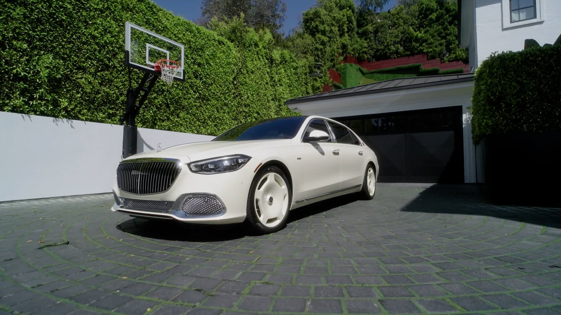 El Mercedes-Maybach personalizado incorpora las fechas de nacimiento de los tres hijos de la pareja. (Vogue)