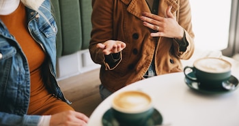 Varias personas charlando en una