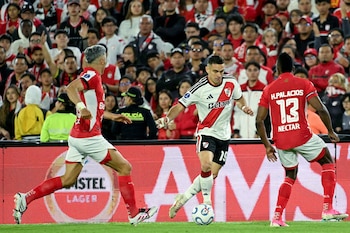 River Plate's Colombian forward #19 Rafael Santos Borre, Santa Fe's midfielder #16 Daniel Torres (L) and defender #13 Helibelton Palacios fight for the ball during the first leg of the Copa Sudamericana round of 16 football match between Colombia's Independiente Santa Fe and Argentina's River Plate at the Nemesio Camacho 'El Campin' stadium, in Bogota, on August 19, 2026. (Photo by Luis ACOSTA / AFP)