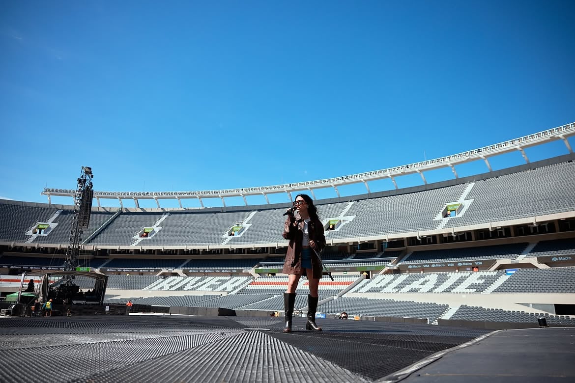 Lali baila sola en el campo del Monumental, con el viento alborotando su pelo y las botas de caña alta como protagonistas del plano