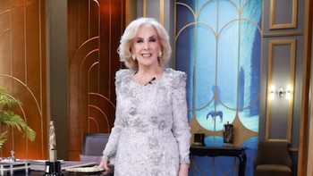 El vestido que eligió Mirtha Legrand para su programa: bordados, arabescos y una caída en gris