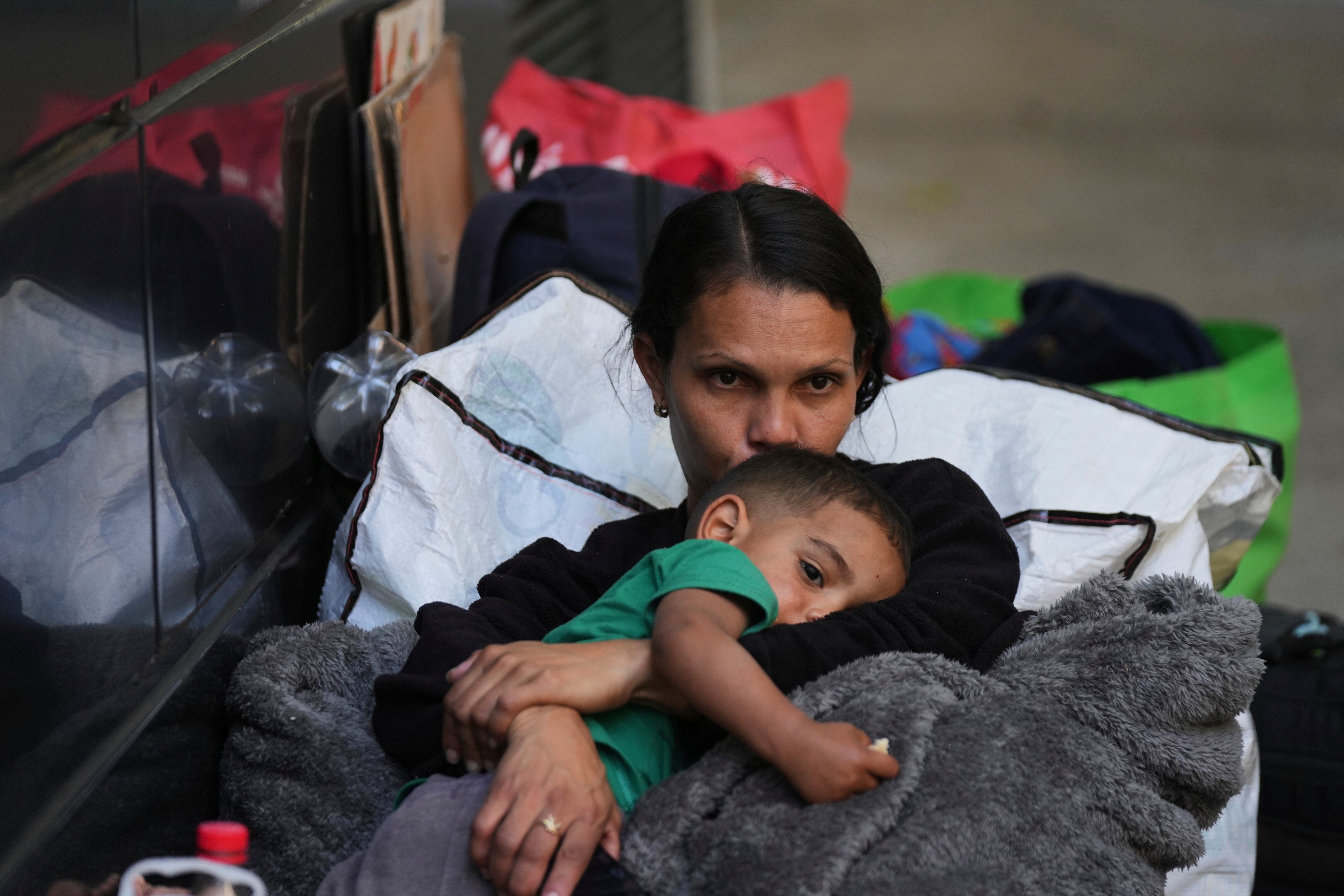 Migrantes venezolanos se reúnen y realizan actividades cotidianas en Ciudad Carpita, un asentamiento improvisado ubicado en la Plaza de la Soledad, en el Centro Histórico de la CDMX