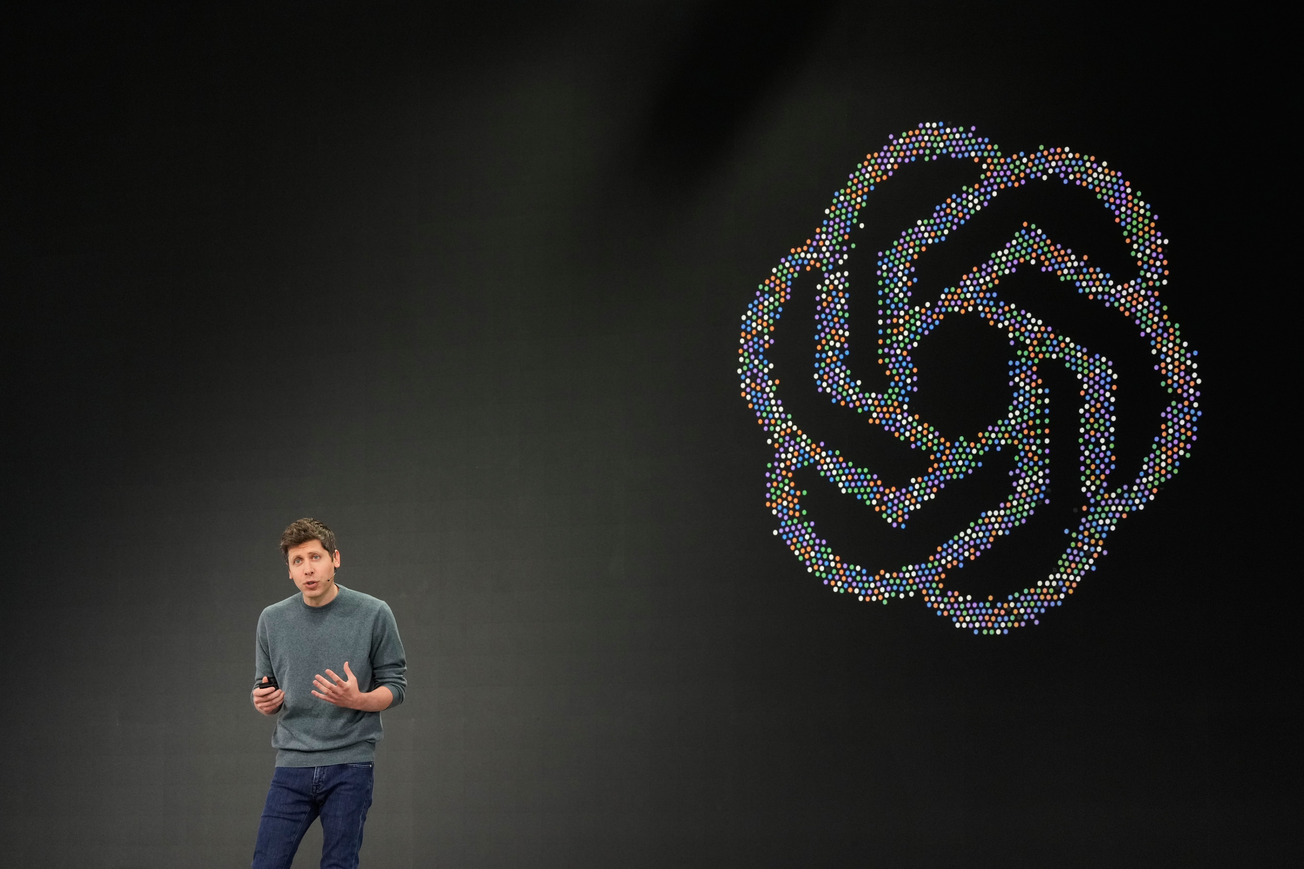 El director ejecutivo de OpenAI, Sam Altman, confirmó que la empresa va a construir un robot humanoide. (AP foto/Jeff Chiu)
