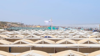 Carpas y sombrillas en Pinamar