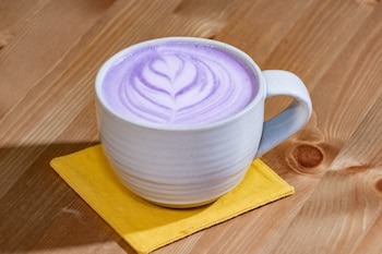 Taza de ube latte (Pexels)