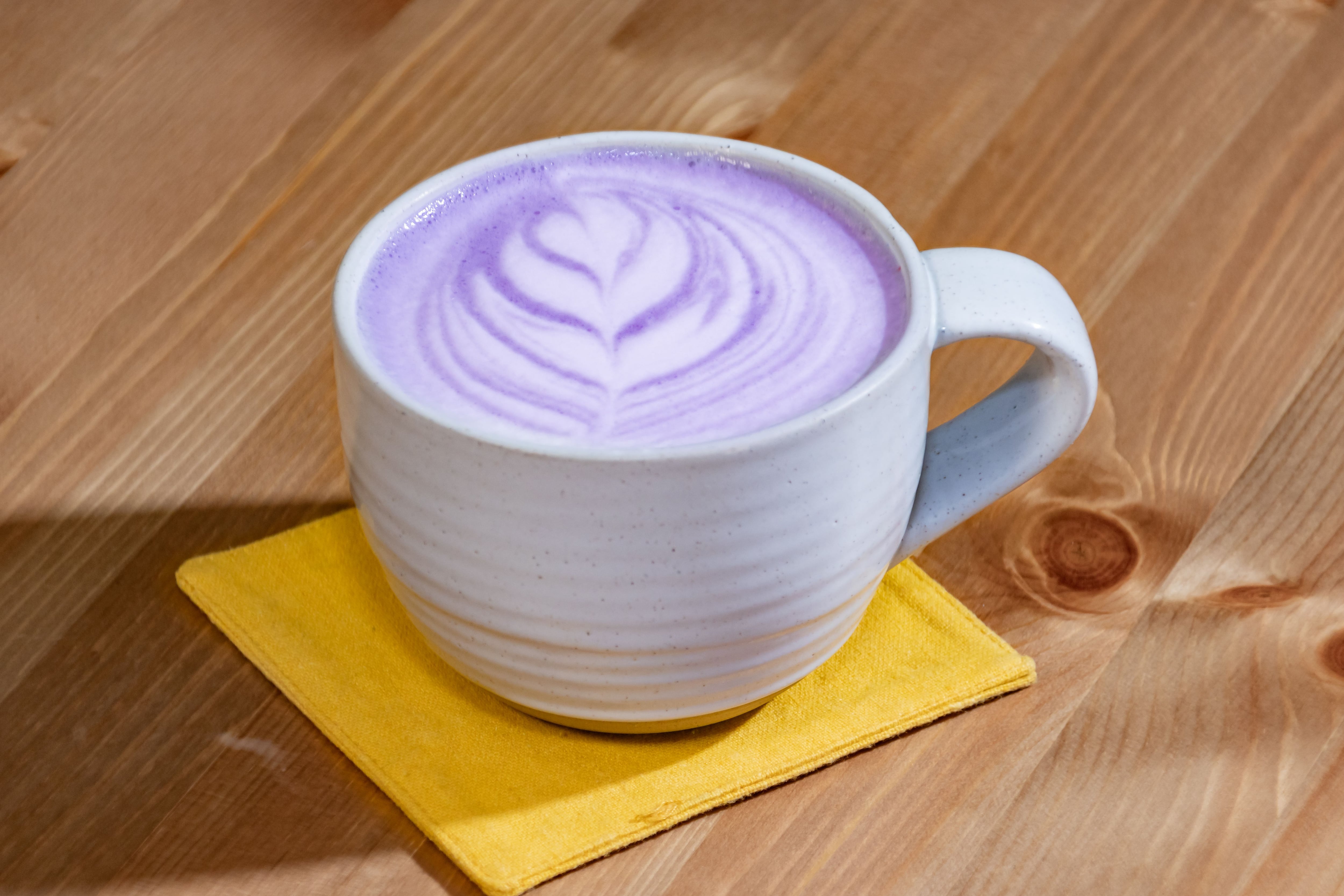 Taza de ube latte (Pexels)