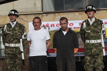 Fotografía de archivo de la captura de Gerardo Aguilar, alias César (izquierda), y de Alexánder Farfán Suárez, alias Gafas, tras la operación Jaque. (Crédito: Colprensa)