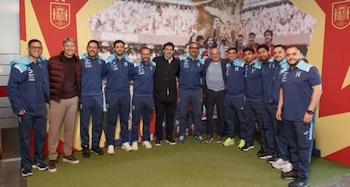 La delegación de la Federación de Fútbol de Honduras compartió métodos de trabajo con el cuerpo técnico español en Las Rozas, buscando trasladar criterios de planificación deportiva a todas sus categorías nacionales. (Cortesía: FFH)