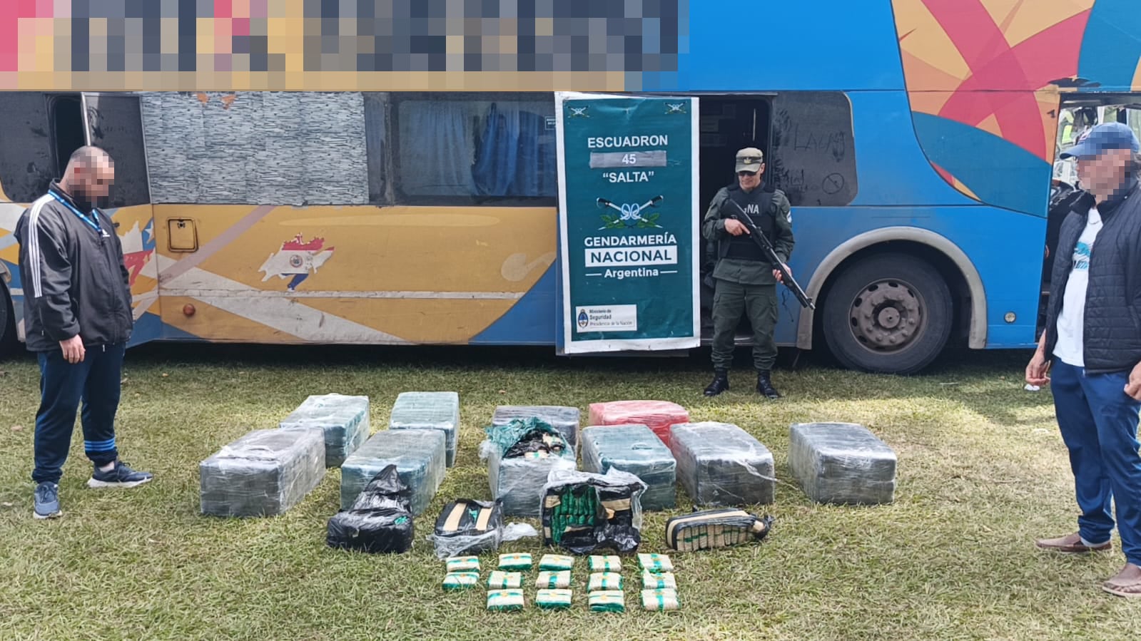 Efectivos de Gendarmería Nacional incautaron una gran cantidad de hojas de coca y detectaron una presunta víctima de trata de personas durante la requisa de un micro en Salta