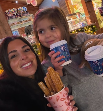 Valentina y Olivia comparten churros