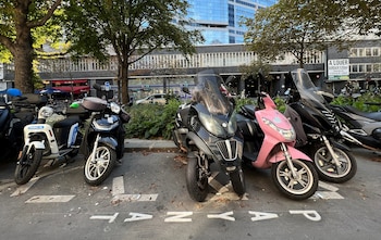 Scooters en un parking de