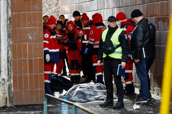 MATERIAL SENSIBLE. Los paramédicos inspeccionan