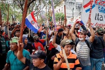 Indígenas protestan frente al Congreso Nacional en Asunción (Paraguay). Fotografía de archivo. EFE/Nathalia Aguilar