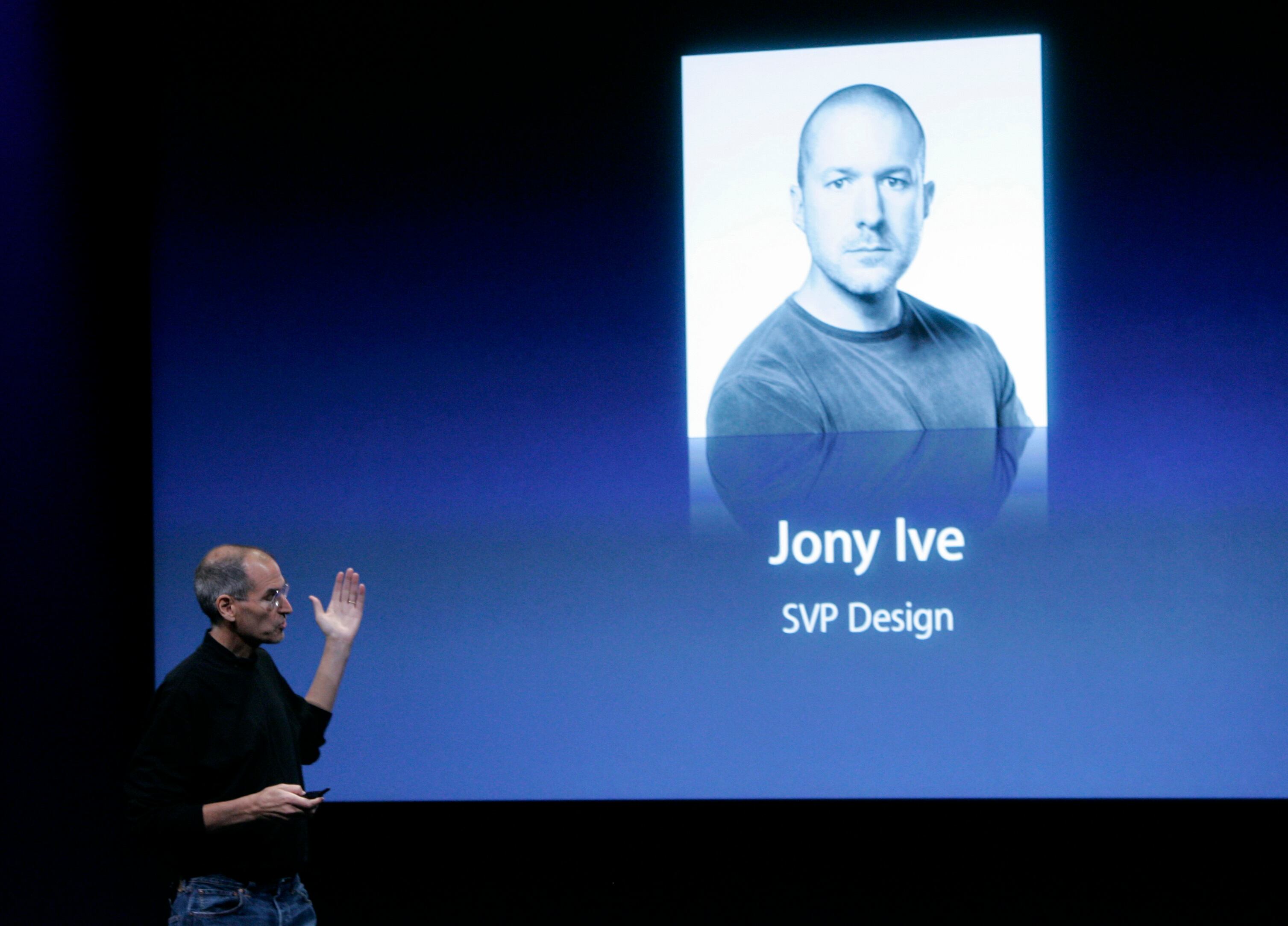 Jony Ive, el visionario detrás del diseño de los productos más icónicos de Apple, redefinió la tecnología al poner la estética y la experiencia del usuario en el centro de la innovación (AP Photo/Paul Sakuma, File)