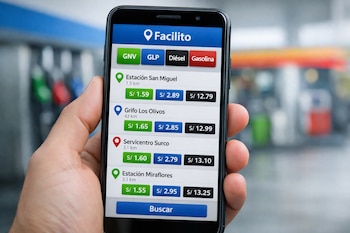 Teléfono móvil en una mano, muestra la aplicación Facilito con listado de precios de GNV, GLP, diésel y gasolina por estación de servicio. Al fondo, surtidores borrosos.
