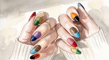 Ilustración en acuarela de dos manos con puños de jersey blanco y uñas largas pintadas con bloques de dos colores.