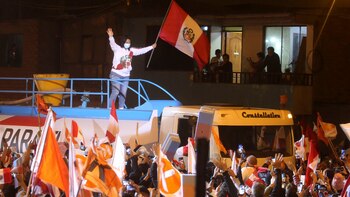 Keiko Fujimori saluda a sus