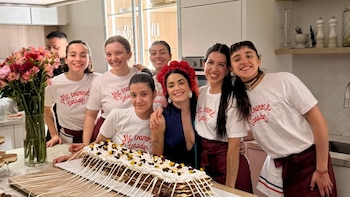 Así fue la despedida de soltera de Lali Espósito: bingo musical, torta especial y un guiño a sus shows en River