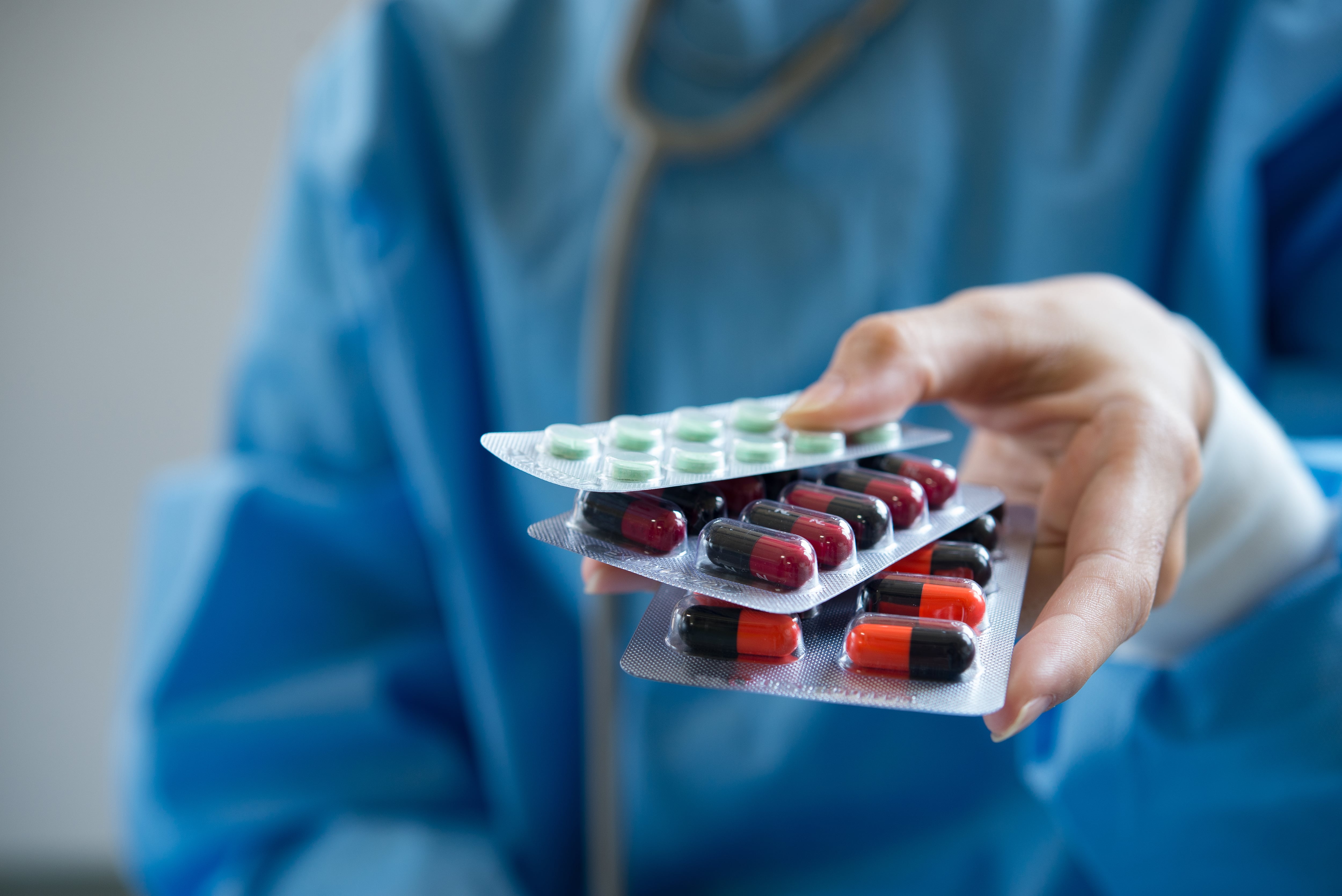 El objetivo es preservar la eficacia de los tratamientos y proteger la salud de la población frente a una amenaza que ya trasciende fronteras (Magnific)