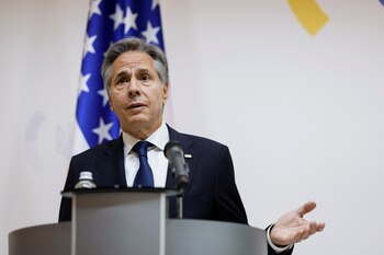 El Secretario de Estado de Estados Unidos, Antony Blinken, habla durante una conferencia de prensa conjunta con el Ministro de Relaciones Exteriores de Ucrania, Dmytro Kuleba, en medio del ataque de Rusia a Ucrania, en Kiev, Ucrania, el 15 de mayo de 2024. REUTERS/Alina Smutko