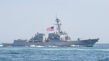 Dos destructores de EEUU cruzan Ormuz para iniciar el desminado del estrecho