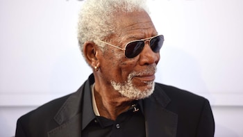 La historia detrás del porqué Morgan Freeman siempre usa aros de oro