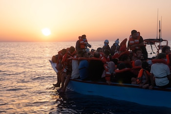 El buque de rescate 'Sea Watch 3' de la ONG alemana Sea Watch ha rescatado en las últimas horas a 66 personas en la zona de rescate del centro del Mediterráneo, cerca de las costas de Libia.
SEA WATCH / TWITTER