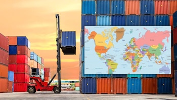 carro de carga poniendo container en puerto y mapa del mundo