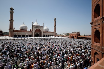 Musulmanes rezan durante el Jumat-ul-Vida, o último viernes del mes sagrado de ayuno de Ramadán, dentro de la Jama Masjid (Gran Mezquita) en el casco antiguo de Delhi, India, el 28 de marzo de 2025. (REUTERS/Anushree Fadnavis)