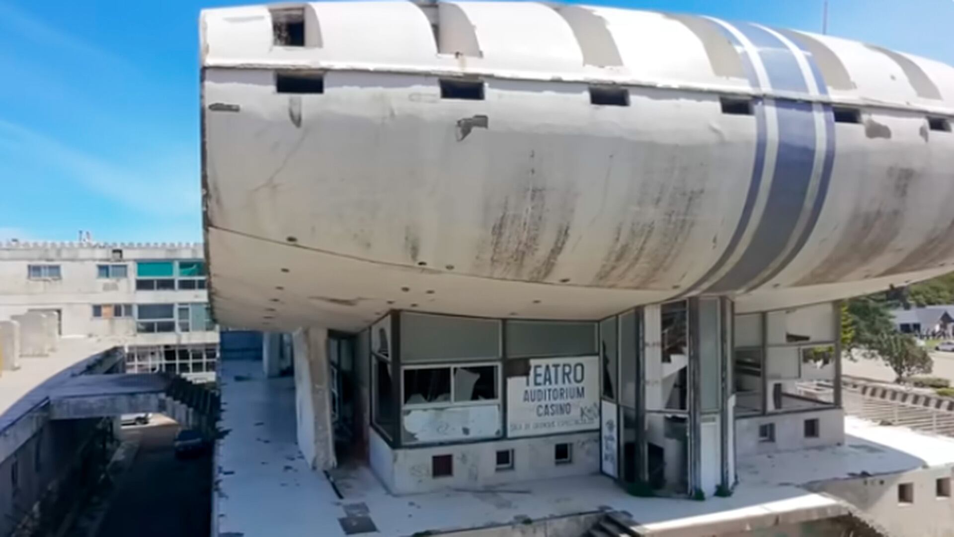 El casino también tenía un teatro y un auditorio, los cuales siguieron funcionando después de que las salas de juego cerraron sus puertas